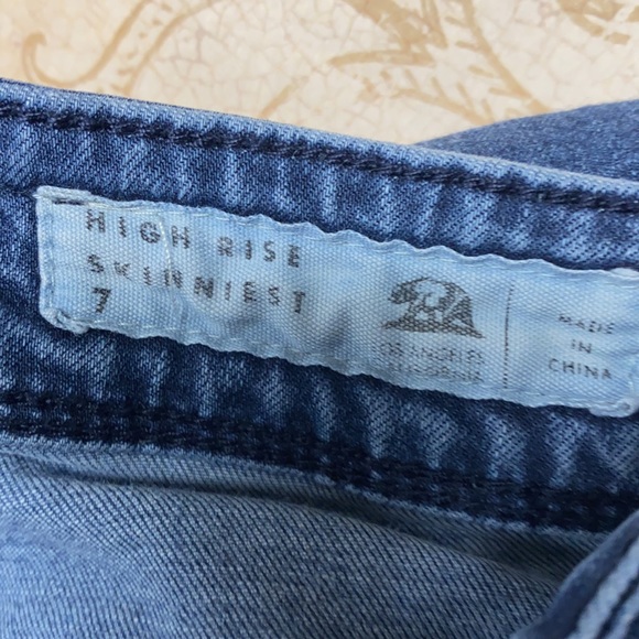 Size 7 Bullhead skinny high rise stretch jeans 28” inseam - Picture 3 of 7